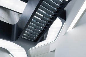  <div class="10.6 Bildunterschrift">Man muss erst gar nicht die gewaltige Treppe betreten um in der Ausstellungsbereich für zeitgenössischer Architektur zu gelangen</div> 