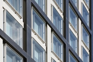  Ob in der Atriumfassade, als Dachverglasung über dem Atrium oder in den Kastenfenstern – in allen Bereichen sind rund 8 000 m² modernste Wär­-medämmgläser von Scholl­glas an der guten Wärme­-bilanz des Gebäudes beteiligt 