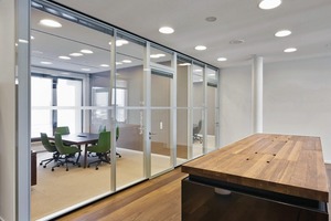  Im Innenausbau kamen die Structural-Glazing-Systemtrennwände und Türelemente Feco­-struct von feco® zum Einsatz. Die transparenten Elemente bieten neben flächenbündiger Optik auch Schalldämmwerte Rw,p von bis zu 47 dB und die Möglichkeit Jalousien als Sicht­-schutz in die Elemente zu integrieren 