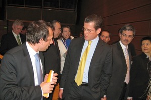  Bundeswirtschaftsminister Dr. zu Guttenberg im Gespräch mit  MdL Thorsten Glauber, Architekt, auf der Eröffnungsveranstaltung der Bayerischen Handwerksmesse in München am 11. März 2009 