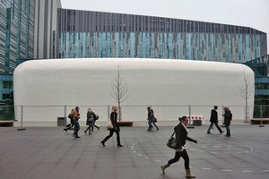  Mit der Anmutung eines überdimensionalen Kieselsteins fügt sich das Audimax Leipzig in den neu gestalteten innerstädtischen Campus der Universität Leipzig ein. Dank der Abdichtung mit Flüssigkunststoff ist die Oberfläche naht- und fugenlos und dauerhaft dicht 