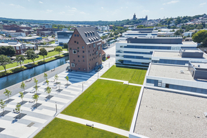  Die auf den Campusgebäuden in Kleve eingesetzte Dachbahn von alwitra ist chemikalienbeständig, weist eine FLL-geprüfte Durchwurzelungs- und Rhizomfestigkeit sowie eine hohe Kälteflexibilität auf. Außerdem ist es chlorfrei und frei von jeglichen chlorierten organischen Verbindungen 