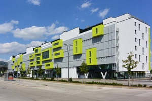  Auffälliges Merkmal des Gebäudes sind die zahlreichen gelbgrünen Erker entlang der Fassade zur Kaisermühlenstraße 