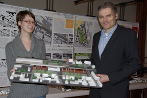  Noch-Studentin Julia Kirch (links, hier mit Symposiumsorganisator Prof. Oliver Hall) befasste sich in ihrer Abschlussarbeit mit dem Bahnhof Detmold 