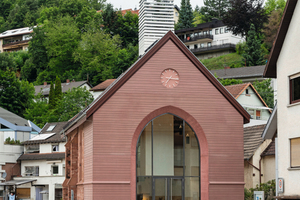  Nach der Sanierung schwebt der Glockenturm als zweite Ebene im Kirchenraum, bevor er sich in einer Lamellenstruktur oberhalb des Dachfirsts auflöst 