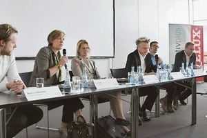  Das Podium v.l.n.r.: Moritz Fedkenheuer, TU Darmstadt; Lone Feifer, Velux; Ingeborg Esser, GdW; Boris Schade-Bünsow, Bauwelt; Sebastian El khouli, Bob Gysin + Partner; Thomas Auer, TU München 