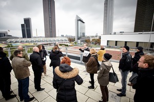  Nach den Vorträgen nahmen die Teilnehmer an sechs geführten Exkursionen teil, darunter durch die Altstadt, das Bankenviertel sowie das Europaviertel.  