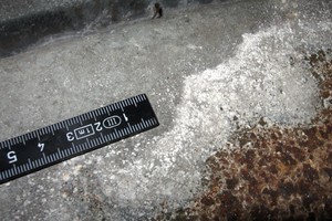  Bild 3: Salzablagerungen auf der Oberseite eines Plattformblechs 