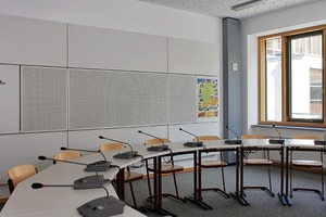  Samuel Heinicke Realschule, München: Schallabsorbierende Materialien müssen nicht optisch dominant sein, wie hier der in die Magnettafel integrierte gelochte Wandabsorber zeigt 