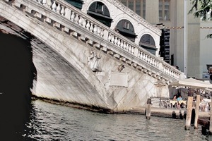  Ist die Translozierung des deutschen Pavillons ins touristische Herz der Stadt die Lösung? (Rialto Brücke mit deutschem Pavillon, Venedig) 