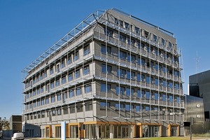  Für das Dach und die Fassade des Mediacom 3 wurden 3 000 m² VHF in der vorbewitterten Oberflächenqualität Quartz-Zinc verarbeitet  