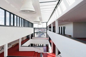  Wegen des anspruchsvollen Primärenergieziels werden die Räume nach dem Quellluftprinzip impulsarm und zugfrei belüftet. Wegen der hohen Lüftungseffektivität dieser Art der Lüftung (die Nutzer befinden sich in einem „Frischluftsee“ mit guter Luftqualität) können im Betrieb die Zuluftvolumenströme ohne Komforteinbußen abgesenkt werden, was eine Verringerung des Ventilatorstrombedarfs und der Lüftungswärmeverluste ermöglicht und so die Primärenergiebilanz weiter verbessert. Die Quelllüftung erfordert eine definierte Zulufttemperatur und somit im Sommer eine Zuluftankühlung. Diese wird durch eine energie-sparende Brunnenwasserkühlung realisiert, die auch die Serverraumkühlung versorgt 