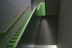  Es wurden Oberflächenmuster mit verschiedenen Lasur und Pigmentarten erstellt. Die Betonoberfläche sollte trotz farbiger Lasur sichtbar bleiben.Es wurden Versuche mit Wachs und Seife gemacht,um den Glanzgrad und die Saugfähigkeit zu beeinflussen.Die Sichtbetonflächen wurden geschliffen, geätzt und mit einer zum Teil farbigen, mehrlagig ausgeführten Silikatlasur in einer differenziert festgelegten Pigmentierung behandelt. Die konkrete Tönung der Farbe entstand nach den angefertigten Musterflächen. Ist die Betonoberfläche einmal behandelt, kann man sie nicht mehr für andere Lasuraufträge verwenden 