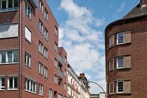  rechts:Da Maisonettewohnungen für den Bauherrn einen teuren Wohntypus darstellen, mussten die Architekten Möglichkeiten finden, um die höheren Kosten auszugleichen. Dies gelang, indem die im Baustufenplan vorgeschriebene maximale Gebäudehöhe um zwei weitere Geschosse überschritten wurde und dadurch weitere Wohnungen realisiert werden konnten 