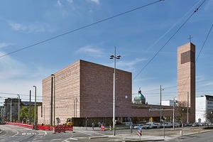  Die Propsteikirche zwischen Rathaus und Wilhelm-Leuschner-Platz 