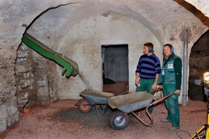  Die Handwerker bringen in den westlichen Gewölbekeller eine kapillarberechende Ausgleichsschüttung ein 
