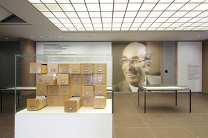  Luhmann Zettelkasten, eine Ikone der Sozial- und Geisteswissenschaft im Foyer des Museums
 