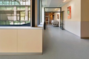  Auf 44 000 m² sind die Bodenbeläge noraplan® signa und der elektrostatisch ableitfähige noraplan® signa ed von nora systems in den Farben Blau und Terrakotta verlegt. Die Bodenbeläge sind gesundheits- und umweltverträglich und enthalten weder Weichmacher noch Halogene 