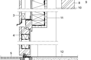  Eingangsdetail, M 1: 15
Legende Eingangsbereich&nbsp;&nbsp;1 Wärmedämmung, Mineralwolle2 Holzfaserplatte3 Außenverkleidung, Lärche4 Außentür5 Bodenwanne mit integrierter Ablauföffnung6 Schwellenprofil, thermisch getrennt7 Deckenaufbau: Linoleum, inkl. Ausgleichspachtelmasse Zementestrich als Heizestrich MF-Trittschalldämmung trockene Schüttung Deckenplatte, OSB8 Randträger, BSH9 Akustikdecke10&nbsp;&nbsp;&nbsp; BSH-Stütze, Ansicht11&nbsp;&nbsp;&nbsp; Innenverkleidung, OSB12&nbsp;&nbsp;&nbsp; Fussbodenaufbau: Linoleum, inkl. Ausgleichspachtelmasse Zementestrich als Heizestrich Wärmedämmung, EPS Trittschalldämmung, EPS Abdichtung, Bitumendickbeschichtung Fundamentplatte, Stahlbeton&nbsp; 