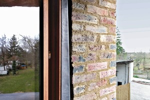  Die Neigung der Wand (hier Gartenseite) musste über Unterputz und Verbleiungsarbeiten am Fenster ausgeglichen werden. Die innenliegende Rinne entwässert über einen kleinen Wasserspeier unterhalb des Fensters 