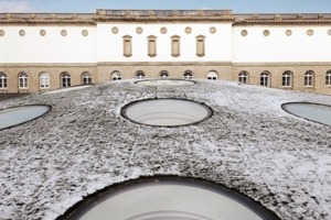  links: Der Hubbel vor dem Gartenflügel des Städel. Oben: Blick in die Gartenhallen (Aufbau Hängung) 