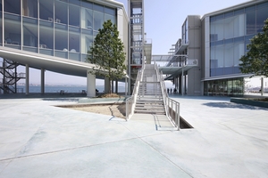  Die zentrale Treppe leitet aus dem Park hinauf auf alle Ebenen: zu den Ausstellungs- und Veranstaltungsräumen, zu den Aussichtsplattformen und Stegen bis hinaus aufs Dach 