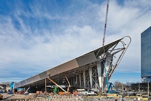  Die gesamte Tragstruktur der Bahnhofshalle wurde zunächst in 3D-Modellen beschrieben. Von Anfang an waren Fachwerkträger angedacht, damit die großen Spannweiten gemeis­tert werden können. Die Fachwerkträger wurden in Einzelteilen vorgefertigt und vor Ort zusammengebaut, da es kein Lager auf der Baustelle gab 