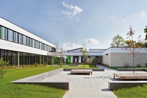  Der Pausengarten ist ein ruhiger Aufenthaltsort mit Sitzmöbeln. Er orientiert sich in den Norden der Schule 