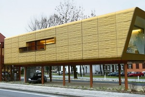  Egal wo die Architekten ihr Büro als nächstes platzieren – an den neuen Standort nehmen sie nicht nur eine aufwändige 3-D-Fassade, sondern auch ein hochwertig abgedichtetes Flachdach mit. Die vliesarmierten Systeme Triflex ProTect und Triflex ProDetail sind aufeinander abgestimmt und bieten auch auf der Holzkonstruktion der Raumzellen dauerhaften Schutz vor Feuchtigkeit. 