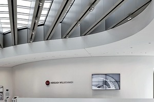  Links: Die Glaselemente der Decke im Leica Museum benötigten eine Zulassung im Einzelfall 