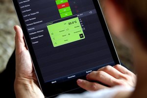  Ob bequem vom Sofa oder mobil von unterwegs: Dank einer speziellen Gira HomeServer App lassen sich alle Komponenten der Gebäudeautomation auch via iPad bedienen. Obendrein lassen sich diverse Dienste abrufen, etwa der aktuelle Wetterbericht 