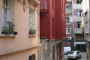 Markantes Rot - die Fassade des Museums der Unschuld in Çukurçuma/Istanbul  