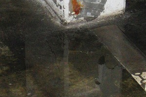  Bild 1: Pfütze bei einer im Sockelbereich geschädigten Stütze 