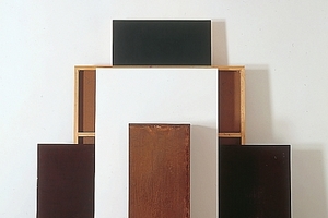  Mamafou, 1989/2003/2009
Acryl, Holz, Hartfaser, Kupfer, Finnische Siebdruckplatte, 5-teilig
246 x 250 x 83 cm
Sammlung Olga und Stella Knoebel 