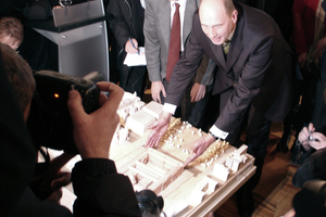  Seht her: Es ist ein Schloss geworden! Bundesbauminister Tiefensee, der Juryvorsitzende Vittorio Lampugnani und das Schlossmodel von Franco Stella am 28. November 2008 