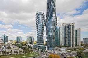  Am Kreuzpunkt der beiden Hauptstraßen Hurontario Street und Burthamthorpe Road gelegen, fungieren sie als neues Wahrzeichen und Eingangstor zum Stadtzentrum 