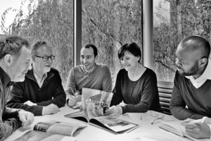  Entwurfsteam v.l.n.r.: Frazier Gardiner, Nick Macarthur, Peter Watkins, Teresa Brosuk (Projektleitung) und Michael Olapoju Pollard  Thomas Edwards architects (PTEa) ist ein Büro mit Sitz in London, das ungefähr 100 Mitarbeiter hat. Die Hauptdienstleistungen des Büros sind Architektur, Raum- und Stadtplanung, Projektentwicklung und kommunales Planen und Bauen.  