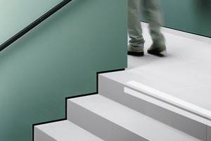  Der Treppenverlauf wird durch den Einsatz von Kontrastbereichen für Menschen mit Sehbehinderung besser erkennbar 