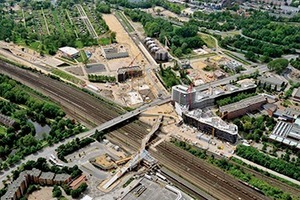  2013: IBA HamburgDie IBA Hamburg hat sich zur Aufgabe gemacht, auf den Elbinseln Wilhelmsburg und Veddel sowie Harburger Binnenhafen beispielhafte Antworten zu geben auf die Themen Internationale Stadtgesellschaft, Stärkung der Stadtrandgebiete und Klimawandel. 