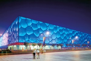  Durch die Dehnfähigkeit der ETFE-Folienkissen konnte das Tragwerk des Water Cube in Peking erdbebensicher konstruiert werden 