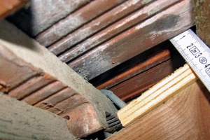  Bild 2: Dachhaken mit Distanzholz auf einem Sparren 