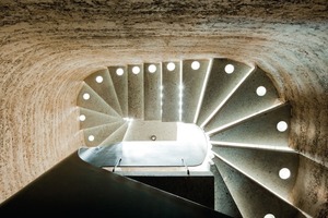  Blick ins Treppenhaus: Selbst die Stufen bestehen aus einer Mischung aus gewaschenem Aushublehm unter Zugabe von grünlichem Gesteinssplitt und Trasszement 