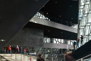  Alle Foyers haben Ausblick auf den Hafen, das Meer und die Berge. Durch die Arbeit des Künstlers Olafur Eliasson an der Fassade, entstand ein einzigartiges Gebäude - eine Landmarke für Reykjavik Stadt 