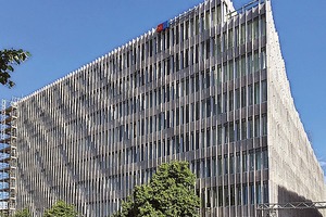  Derzeit realisieren Barkow Leibinger das dritte Gebäude zum Thema „umspielte Rasterfassade“: Die Fassade von „Bertha Berlin“ entsteht in Kirchheimer Muschelkalk 
