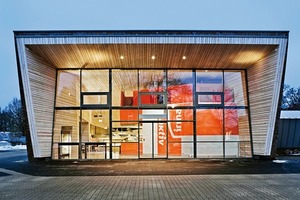  Frischetheke als skulpturaler Einbau (oben), Schaufenster mit Blick auf den Backshop (unten) 