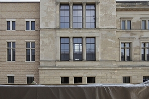  Blick vom noch offenen Foyer auf die Fassade des Neuen Museums; auf der linken Seite des Mittelrisaliten die zeitgenössische Fassadeninterpretation durch Chipperfield Architects 