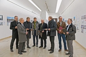  Die Jury bei der Bewertung der eingereichten Arbeiten in der Universität der Künste in Berlin 