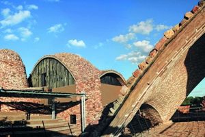  

Zum Gesamtsieger und Kategorie-Sieger „Speziallösung mit Ziegel" kürte die fünfköpfige Jury den südafrikanischen Architekten Peter Rich für das Museum Mapungubwe Interpretation Centre in Südafrika 