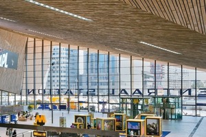  Rechts: Die Bahnhofshalle steht mit ihrer Holzverkleidung aus rotem Zedernholz im Kontrast zu der Bahnhofsüberdachung, die von dem Material Stahl dominiert ist 