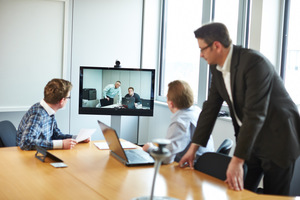  Abstimmung leicht gemacht: Mit dem Video-Conferencing-Dienst „TelePresence“ tauschen sich die Mitarbeiter standortübergreifend aus. 